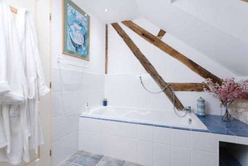 a bathroom with a bath tub in a room at Chambre d'Hotes Cugnac in Sainte-Sabine