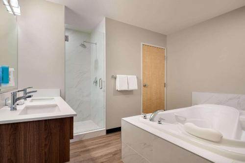 Kylpyhuone majoituspaikassa Microtel Inn & Suites by Wyndham Kelowna