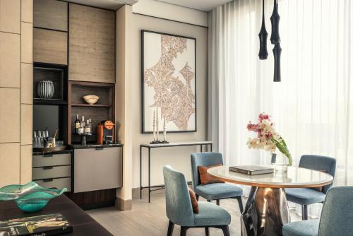 Гостиная зона в Four Seasons Hotel Bangkok at Chao Phraya River