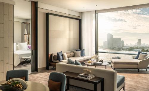 Гостиная зона в Four Seasons Hotel Bangkok at Chao Phraya River