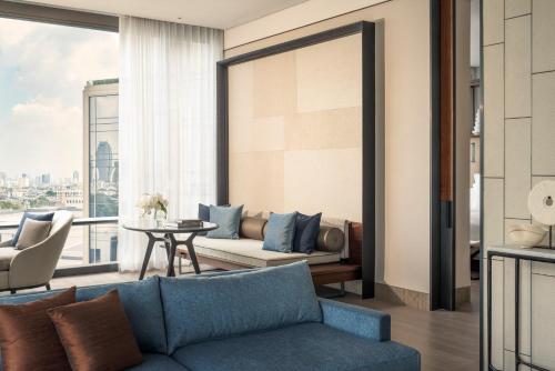 Гостиная зона в Four Seasons Hotel Bangkok at Chao Phraya River
