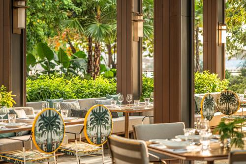 Сад в Four Seasons Hotel Bangkok at Chao Phraya River