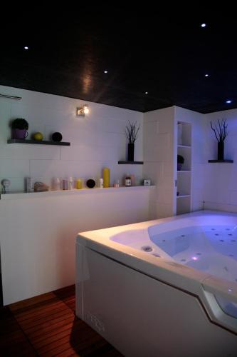 Cette chambre comprend une salle de bains pourvue d'une grande baignoire. dans l'établissement Chambres d'hôtes Home Sweet Home, à Ciré-dʼAunis