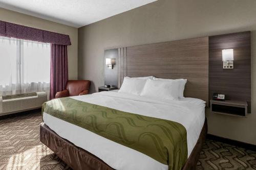 um quarto de hotel com uma cama grande e uma janela em Quality Inn Kirksville em Kirksville