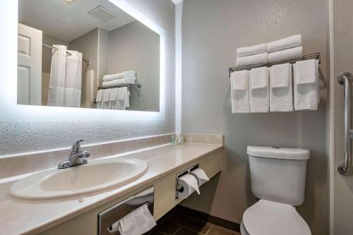 Un baño de Quality Inn Kirksville