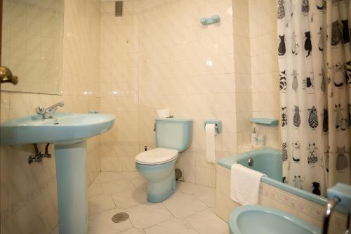 y baño con aseo azul y lavamanos. en TuristiQA - Piso Carballo Ferrol VUTCO01445, en Ferrol