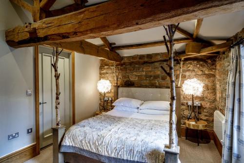 um quarto com uma cama e uma parede de pedra em The Castle Inn em Harrogate