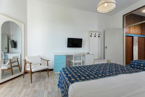 a hotel room with a bed and a desk and chair at Hotel Las Vegas in Lido di Jesolo