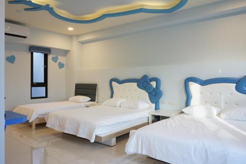 馬公市的住宿－波莉士的家民宿，一间卧室设有两张床和天花板