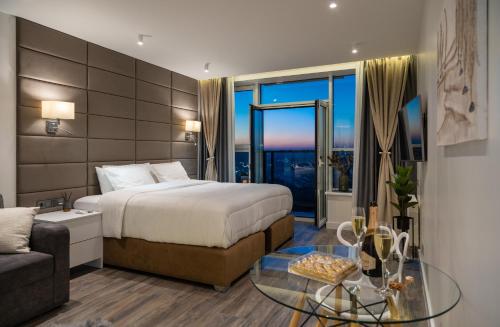 um quarto de hotel com uma cama e uma mesa de vidro em VICTORY-21 LUXURY APARTMENT CEnTER em Kiev