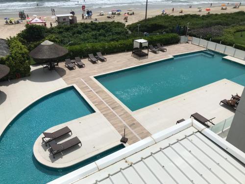 Swimmingpoolen hos eller tæt på Alto Padrão Pé na Areia 2