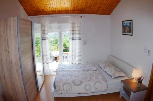 Posteľ alebo postele v izbe v ubytovaní Holiday home Elvis, village Kujići