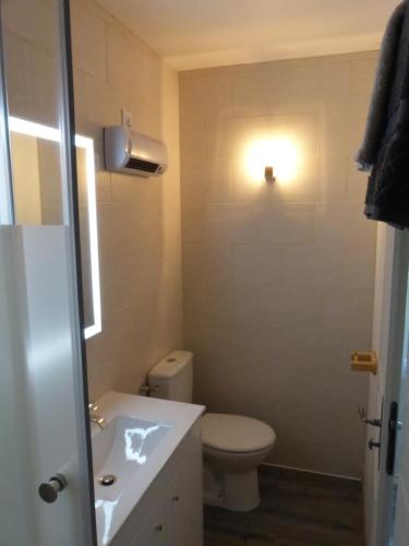 uma casa de banho com um WC e um lavatório em Chambre d'Hôtes L'Odalyre em Moustiers-Sainte-Marie