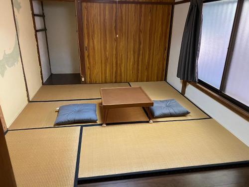 an empty room with two blue pillows on the floor at Iroriyado Gen in Tamano