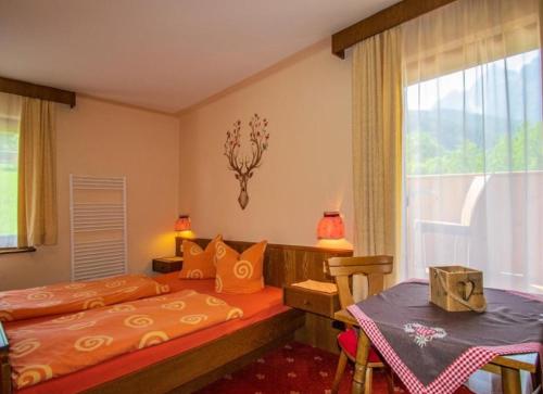 Llit o llits en una habitació de Panorama-Ferienhaus im Stubaital