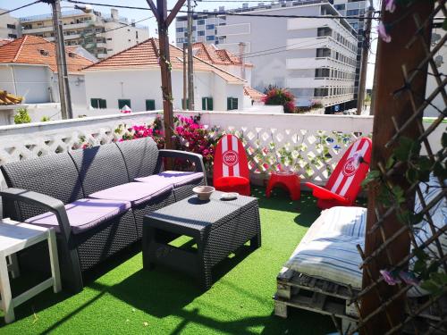 patio z krzesłami i stołem na balkonie w obiekcie Caparica Surf Villa w Costa de Caparica