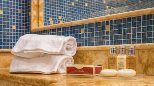 uma casa de banho com toalhas e uma caixa de sabão em Imperial Hotel Tramontano em Sorrento