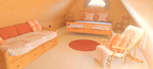 ein kleines Zimmer mit 2 Betten und einem Stuhl in der Unterkunft By Boock's in Bohmstedt