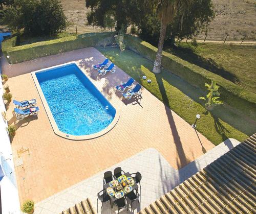 einen Blick über einen Pool mit Liegestühlen in der Unterkunft Villa Martinica by Algarve Vacation in Guia