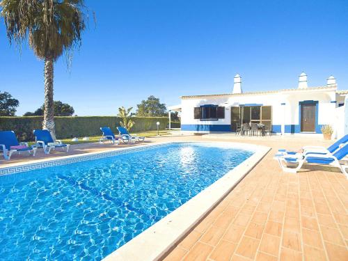 eine Villa mit einem Pool vor einem Haus in der Unterkunft Villa Martinica by Algarve Vacation in Guia