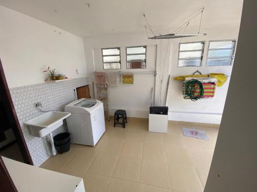 a bathroom with a sink and a washing machine at Casa 4/4(Amplos), Cond. fechado com piscina-150m2 in Salvador