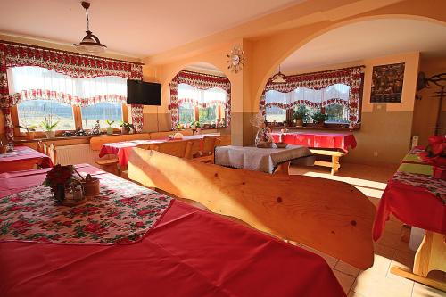 Sala de estar con 2 camas y mesa en Leśne Zacisze, en Murzasichle