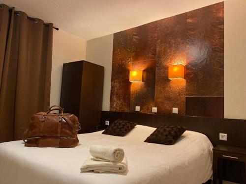 um quarto de hotel com uma cama com um saco em Logis Hostellerie De L'Abbaye em Le Thoronet