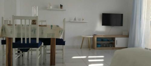 sala de estar con mesa y TV en Apartamento a 50m de la playa - Ideal familia, en Miami Platja