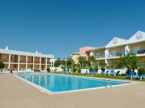 una piscina frente a un hotel en Sun & Pool Holiday Apartment, en Albufeira