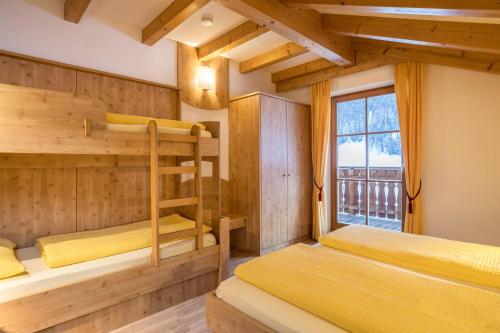 a room with two bunk beds and a window at Apartment Bärental - Gruberhof in San Giacomo