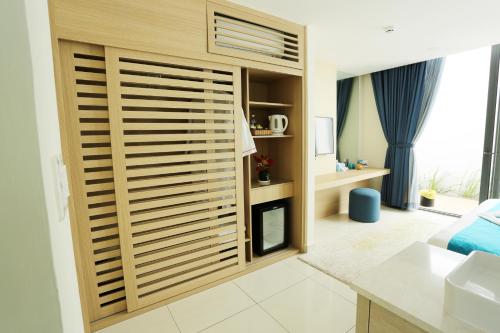 um quarto com persianas de madeira numa parede em Oceanami Resort em Long Hai