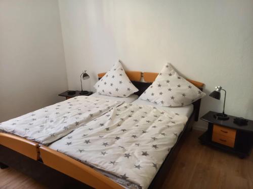 ein Schlafzimmer mit einem Bett mit zwei Kissen darauf in der Unterkunft Falkennest-lu in Ludwigshafen am Rhein
