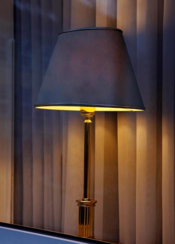 a lamp with a black shade on a table at Hotel Stadt Hannover in Göttingen