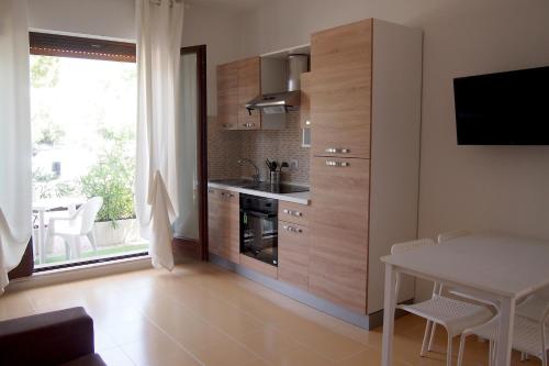 Cucina o angolo cottura di Le Rose Beach & Suites appartamenti fronte mare a Villarosa