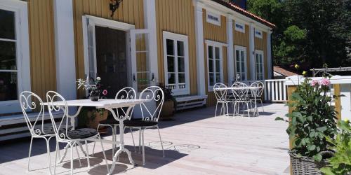 a group of chairs and tables on a patio at Skäftekärr Hotell in Löttorp
