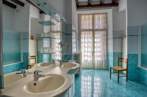 baño con 2 lavabos y espejo grande en Noreli B&B en Sarlat-la-Canéda