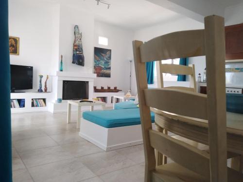 salon z łóżkiem piętrowym i kominkiem w obiekcie Erifili Homes w mieście Áyioi Apóstoloi