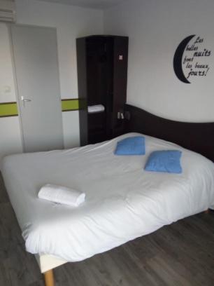 Ένα ή περισσότερα κρεβάτια σε δωμάτιο στο Couett' Hotel Rumilly