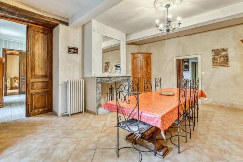 une salle à manger avec une table et des chaises dans l'établissement Maison spacieuse à Marcellus, à Marcellus