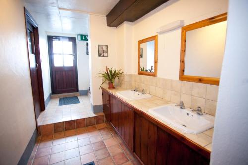 Koupelna v ubytování Aille River Tourist Hostel and Camping Doolin