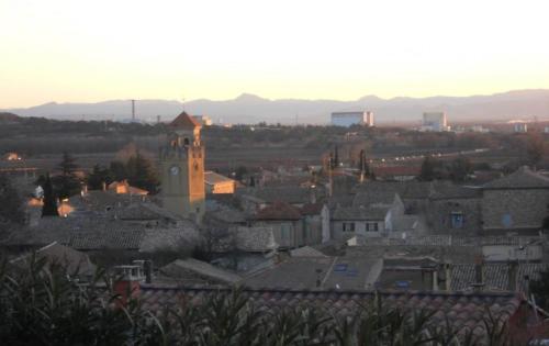 een uitzicht op een stad met een klokkentoren bij Chambres d'Hôtes : chez Mamie Riclaude in Orsan