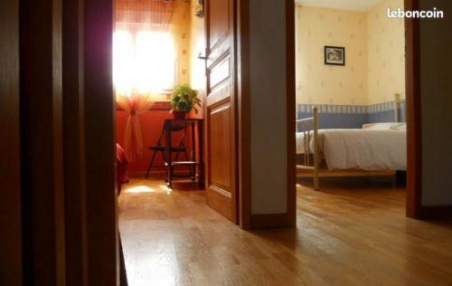Habitación con 1 dormitorio con 1 cama y 1 mesa. en Chambres d'Hôtes : chez Mamie Riclaude en Orsan