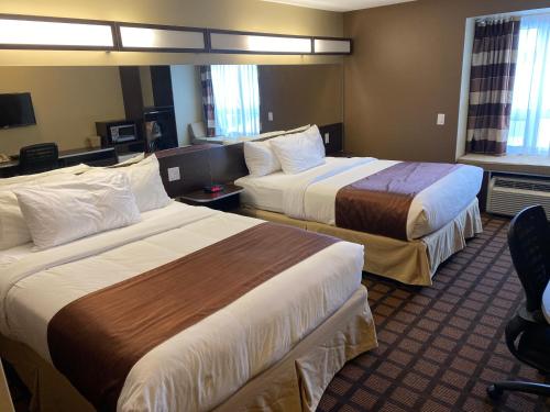 Ein Bett oder Betten in einem Zimmer der Unterkunft Microtel Inn & Suites by Wyndham - Timmins