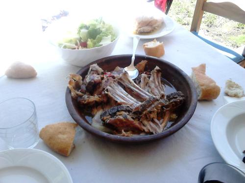 a bowl of meat and a salad on a table at ATICO CAPRICHOS ARANDA in Aranda de Duero