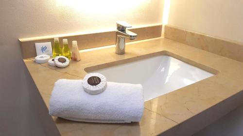 un lavabo con una toalla blanca en la encimera en HOTEL TRUEBA en Orizaba