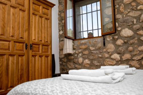 A bed or beds in a room at El Molinet del Governador- Apartamentos Rurales