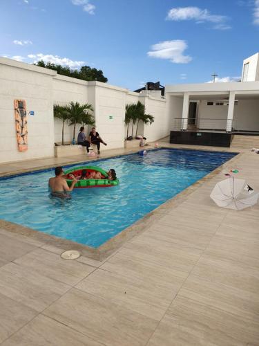 a group of people in a swimming pool at Excelente Apartamento Completo, en la mejor zona in Cúcuta