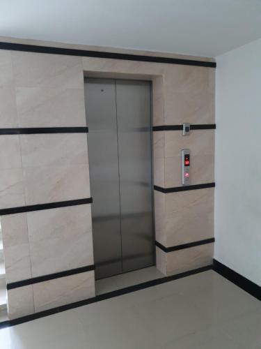 a elevator with a door in a building at Excelente Apartamento Completo, en la mejor zona in Cúcuta