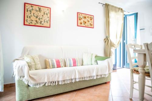 ヴァッレドーリアにあるSardinia Imagination - Valledoria M44のリビングルーム(白いソファ、枕付)