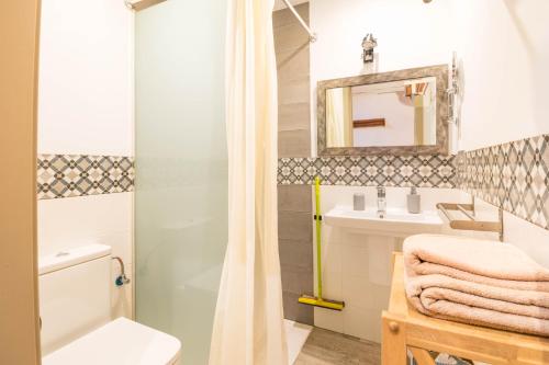 Murillo el Fruto的住宿－Alojamiento Rural La Cañada，带淋浴、盥洗盆和镜子的浴室
